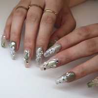 Offre Spéciale : Faux Ongles Longs en Acrylique Forme Cercueil, Vert Forêt Naturel, Effet Œil de Chat Dégradé, avec Fleurs Blanches 3D, Perles et Strass, Vente en Gros