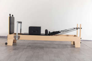 Máquina Reformer de Madera de Arce Personalizada con Sistema de Resistencia de Resorte Ajustable, Incluye Caja Grande y Tabla de Salto - Product Image 2