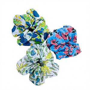Vente en gros de chouchous en tissu faits main en coton extensible, accessoires capillaires doux à motifs floraux, attaches-queue de cheval et élastiques à cheveux pour femme - Product Image 1
