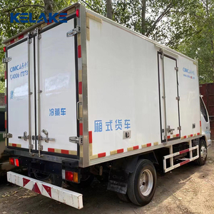 Le camion frigorifique Isuzu de 4 tonnes est une fourgonnette frigorifique compacte utilisée pour le transport de viande, de légumes et de fruits surgelés. - Product Image 2