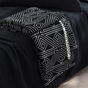 Manta nórdica sencilla de punto Jacquard, diseño geométrico en blanco y negro, ropa de cama y sofá amigables con la piel para todas las estaciones - Product Image 5