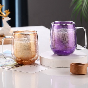 Vaso de té de doble pared soplado a mano de vidrio de borosilicato alto, taza de café, leche o agua de doble capa con asa y efecto arena movediza de colores. - Product Image 1