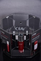 Soporte de exhibición de encimera de acrílico negro para productos de cuidado de la piel facial Diseño compacto Estante de escaparate minorista de belleza de lujo