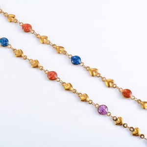 Collier ras du cou en acier inoxydable plaqué or avec chaîne à maillons et perles émaillées colorées en forme de cœur pour femme - Product Image 3