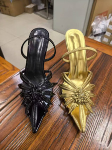Zapatos de tacón de aguja dorados metálicos plisados con flores para mujer, con punta en pico y tira trasera, al por mayor, personalizados para bodas y fiestas, sandalias de vestir. - Product Image 6