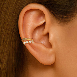 Pendiente de Oreja Minimalista y Elegante de Plata S925 con Estrella de Ocho Puntas y Flor de Cuatro Pétalos con Circonita 5A, Diseño sin Perforación - Product Image 5