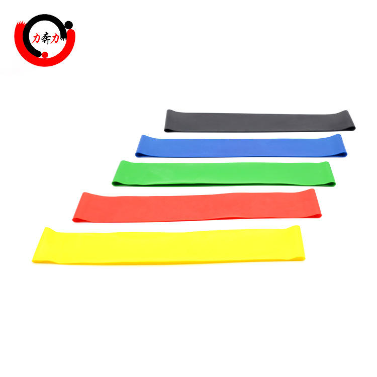 ชุดสูทสีแดง สีเหลือง สีน้ำเงิน สีเขียว และสีดำ