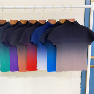 T-shirt à manches courtes en mousseline plissée dégradée, vêtements pour femmes, approvisionnement en usine, vente en gros, nouveau col roulé, coupe ajustée, écologique - Product Image 4