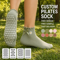 Chaussettes de Pilates personnalisées en coton avec bordure à volants, antidérapantes, pour le yoga, broderie mignonne pour femmes, design gratuit, échantillon gratuit, OEM