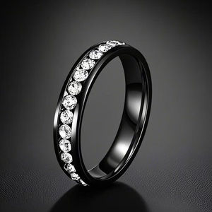 Bague en acier inoxydable transfrontalière, style luxe léger pour femme, avec diamants pavés étoilés, non décolorante, plaquée électrolytiquement - Product Image 1