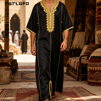 Qamis noir de luxe pour homme avec broderie fil doré, col en V, passepoil rayé doré, manches courtes, longueur intégrale, robe formelle islamique