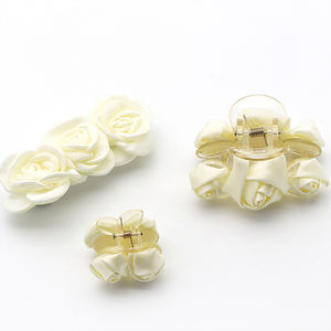 Accessoires de cheveux en forme de fleur personnalisés, Mini pinces à cheveux en tissu pour femmes - Product Image 1