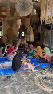 ถุงผ้าทอมือจาก lombok ทำจากหวายและ ketak ที่มีรูปแบบการปิดด้วยเชือกผูกปากถุงโดยช่างฝีมือชาวอินโดนีเซียสำหรับการใช้งานในชีวิตประจำวัน - Product Image 5