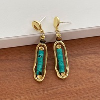 Boucles d'oreilles clous vintage asymétriques ovales en turquoise et cuivre, œil de tigre, design subtil et luxueux, très tendance