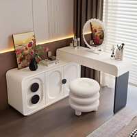 Ensemble coiffeuse style crème avec meuble de rangement latéral, miroir LED à bordure dentelle et tabouret rembourré empilable pour la décoration de chambre