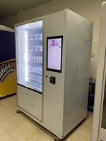 Distributeur automatique intelligent de boissons fraîches avec écran de 21,5 pouces et ascenseur à vendre