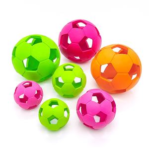 Çevre dostu kauçuk Bite dayanıklı futbol şekli S M L <span class=keywords><strong>Hollow</strong></span> Pet Chew oyuncak Pet besleyici kaçak gıda topu - Product Image 3