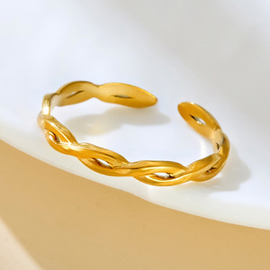 Nuovo anello transfrontaliero in stile INS, anello aperto in acciaio inossidabile con torsione fine, anello in titanio traforato stile minimalista - Product Image 6