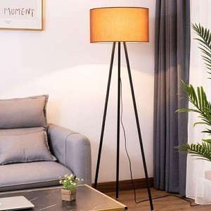 โคมไฟตั้งพื้นผ้าลินินดีไซน์ทันสมัยพร้อมฐานโลหะแบบสามขา LED สำหรับตกแต่งห้องอ่านหนังสือในโรงแรมหรือห้องนอน - Product Image 1