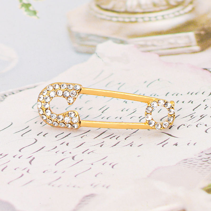 Gold pin style