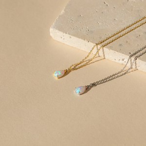 Raffinata Collana Multistrato in Oro 18K <span class=keywords><strong>e</strong></span> Argento 925 con Pendente a Goccia in Opale, Catena a Scatola, Forma a Goccia d'Acqua per Occasioni di Festa - Product Image 1