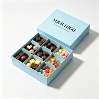 Boîte en carton ondulé avec couvercle et base pour assortiment de chocolats, avec séparateurs en carton amovibles et coussinets de protection