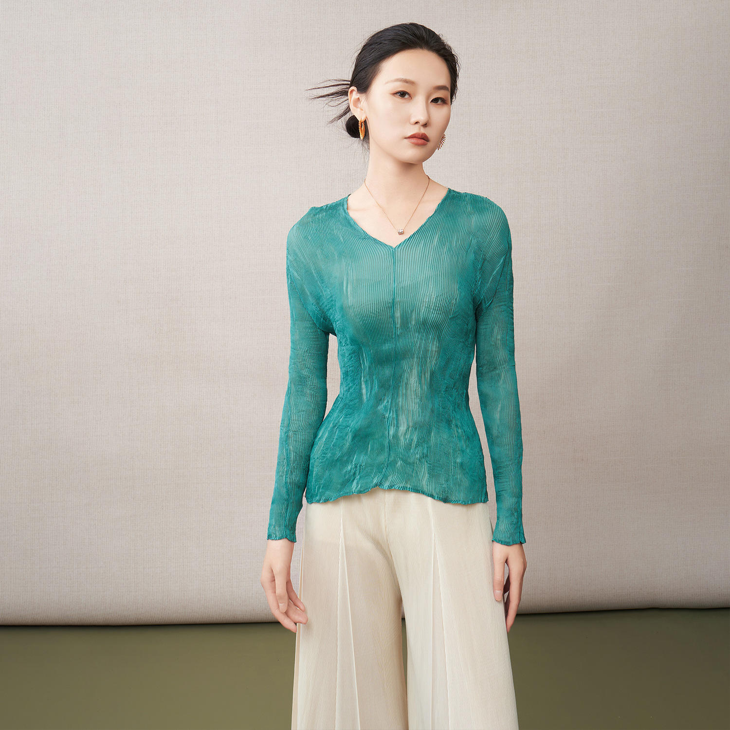 มีสีเขียวขุ่น