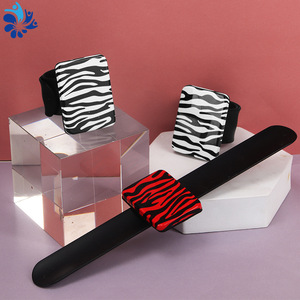 Organizador Magnético de Silicona para Horquillas y Accesorios de Peinado con Estampado de Cebra para Uso Diario - Product Image 1