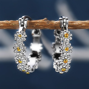 Orecchini a margherita bicolore da donna, semplici accessori floreali alla moda per l'uso quotidiano - Product Image 3