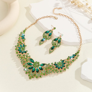 Conjunto de collar y pendientes de aleación chapados en oro con cristales verdes, de estilo exagerado y elegante, para mujer, para novias y fiestas de boda - Product Image 4