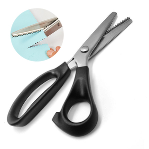 <span class=keywords><strong>Ciseaux</strong></span> à dentelle 9 pouces en acier inoxydable à bord dentelé <span class=keywords><strong>pour</strong></span> la couture et la découpe de <span class=keywords><strong>tissus</strong></span> - Product Image 2