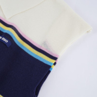 Top de punto personalizado para mujer con bajo MOQ, diseño jacquard a rayas, cuello polo, manga casquillo, media cremallera y calado