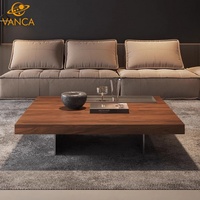 Table basse de designer italien moderne haut de gamme, style minimaliste contemporain, en bois de noyer massif, durable pour le salon, usage domestique