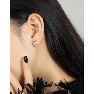 WMEL125 Pendientes de calcedonia blanca de moda S925 Plata de Ley 925 Stud de piedras preciosas con chapado en oro para bodas - Product Image 5