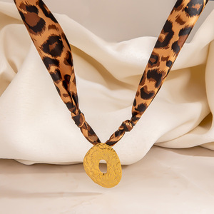 Collar de Seda Serie Océano con Colgante Dorado, Patrón de Planta, Cadena de Clavícula de Aleación de Zinc, Joyería de Regalo - Product Image 3