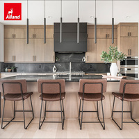 AllandGroup - Cuisine moderne et intemporelle de luxe, armoire de cuisine en chêne massif blanc écologique à deux tons, sur mesure pour projet de villa