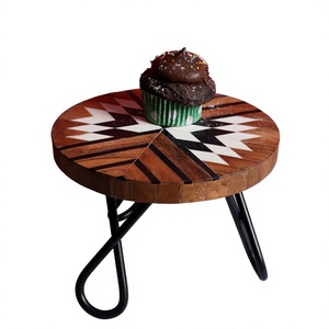 Magnifique support à gâteau en résine de bois avec pieds en métal, écologique, fait main, design élégant, compatible micro-ondes et lave-vaisselle, idéal pour les mariages - Product Image 1