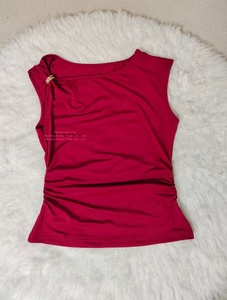 Figurbetontes ärmelloses Damen-Top mit asymmetrischem Ausschnitt und goldenem Ring-Detail, elegante Freizeitbluse - Product Image 6