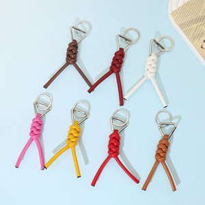Porte-clés en cuir tressé fait main en gros avec pendentif et boucle triangulaire, accessoires de sac polyvalents, anneaux porte-clés avec décor tressé - Product Image 2