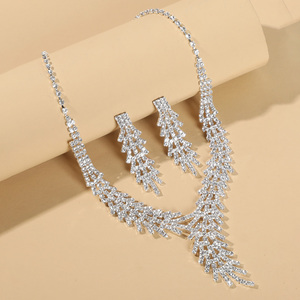 Accesorios al por Mayor: Conjunto <span class=keywords><strong>de</strong></span> <span class=keywords><strong>Collar</strong></span> con <span class=keywords><strong>Copo</strong></span> <span class=keywords><strong>de</strong></span> <span class=keywords><strong>Nieve</strong></span> y Pendientes <span class=keywords><strong>de</strong></span> Cadena con Garra para Mujer - Sencillo Regalo <span class=keywords><strong>de</strong></span> Joyería para Novia y Fiesta <span class=keywords><strong>de</strong></span> Cumpleaños - Product Image 3