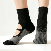 Chaussettes de yoga en coton doux de qualité supérieure, à compression, pour l'entraînement quotidien à domicile, résistantes à l'usure, échantillon gratuit, design personnalisé avec lettres sur la semelle