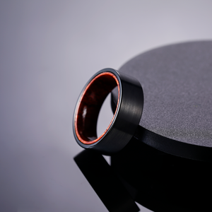 OAHLANファッションジュエリー 8MM ブラックメッキ レッドサンダルウッド象嵌 ブラッシュドタングステンカーバイドリング メンズ 結婚指輪 婚約指輪 ギフト - Product Image 4