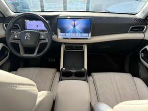 USD 2025 BYD YUAN UP 401KM BEYOND EDITION SUV de 5 Puertas y 5 Asientos, Eléctrico Puro, Full Opción, 2WD para Uso Personal, Blanco sobre Blanco - Product Image 4