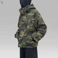 Veste de terrain classique à capuche boutonnée en tissu camouflage quadrillé, style streetwear, avec bords bruts et effet vieilli