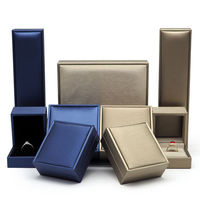 Boîte d'organisation de bijoux en PU personnalisée avec plusieurs compartiments pour le stockage et l'affichage de boucles d'oreilles, colliers et bagues