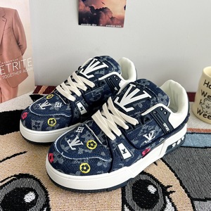 Nouvelles baskets plateforme premium 2026 avec broderie florale blanche et accent vert, style streetwear, chaussures de papa - Product Image 1