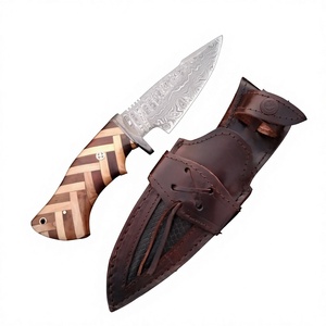 Couteau de camping multifonction léger en acier Damas fait main, lame fixe pleine longueur, bord partiellement dentelé, manche en bois - Product Image 4