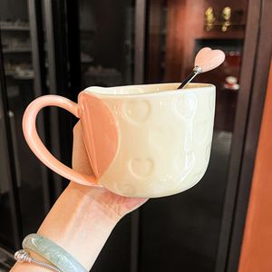 Taza <span class=keywords><strong>de</strong></span> Café <span class=keywords><strong>de</strong></span> Cerámica con Forma <span class=keywords><strong>de</strong></span> Corazón Rojo, Taza <span class=keywords><strong>de</strong></span> Agua <span class=keywords><strong>para</strong></span> Parejas con Patrón <span class=keywords><strong>de</strong></span> Corazón en Relieve, Taza <span class=keywords><strong>de</strong></span> Cerámica Personalizada <span class=keywords><strong>para</strong></span> el Día <span class=keywords><strong>de</strong></span> San Valentín o Bodas - Product Image 6