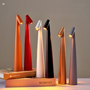 Lampe de table sans fil <span class=keywords><strong>rouge</strong></span> <span class=keywords><strong>blanc</strong></span> luminosité à 3 niveaux 3CCT petite lampe de bureau portable batterie rechargeable en métal pour une utilisation intérieure <span class=keywords><strong>et</strong></span> extérieure - Product Image 1