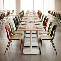 Ensemble table et chaises de restaurant moderne avec plateau en bois et structure en acier, durable et facile à nettoyer